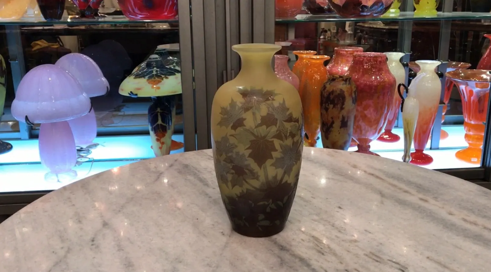 Vaso antico firmato Gallé con fiori incisi, decorativo ed elegante.