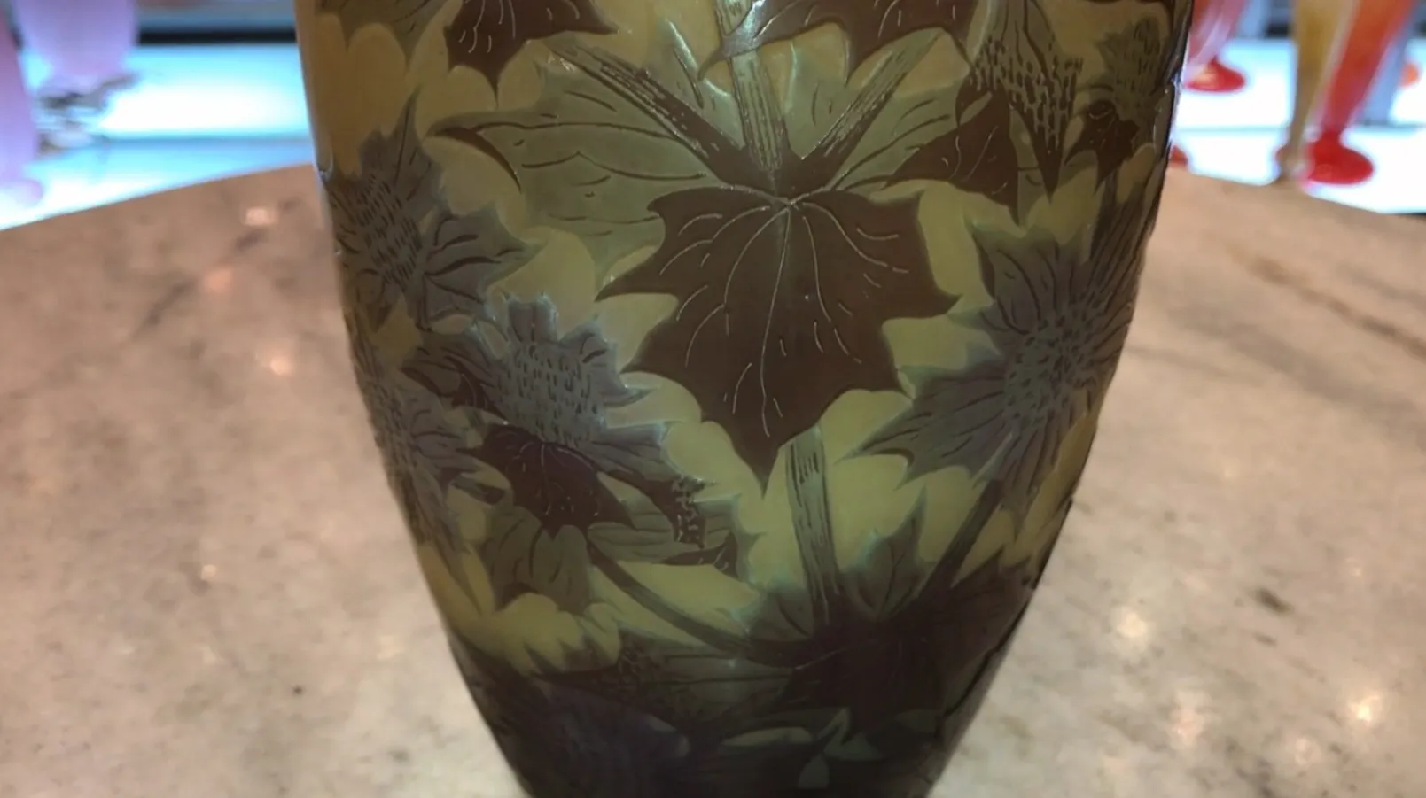Vaso antico firmato Gallé con fiori incisi, decorativo ed elegante.