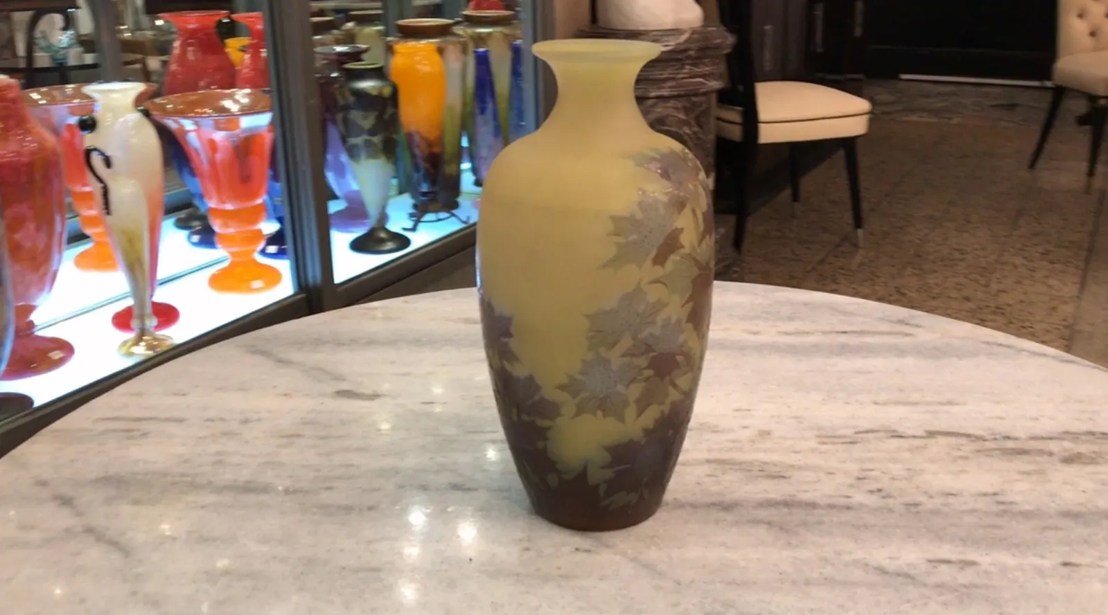 Vaso antico firmato Gallé con fiori incisi, decorativo ed elegante.