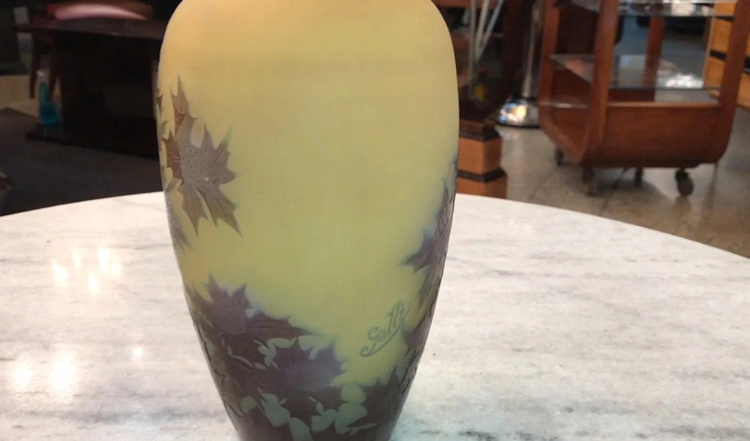 Vaso antico firmato Gallé con fiori incisi, decorativo ed elegante.