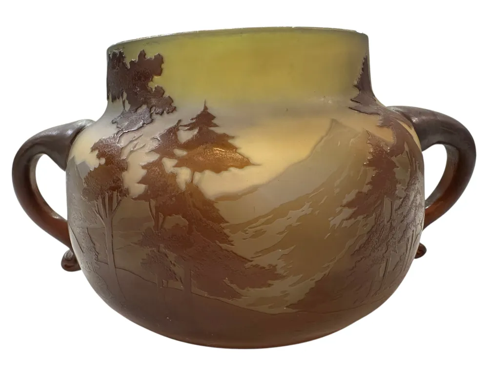 Altes signiertes Glas Gallé mit Naturlandschaften