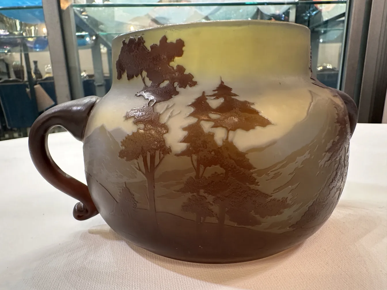 Altes signiertes Glas Gallé mit Naturlandschaften