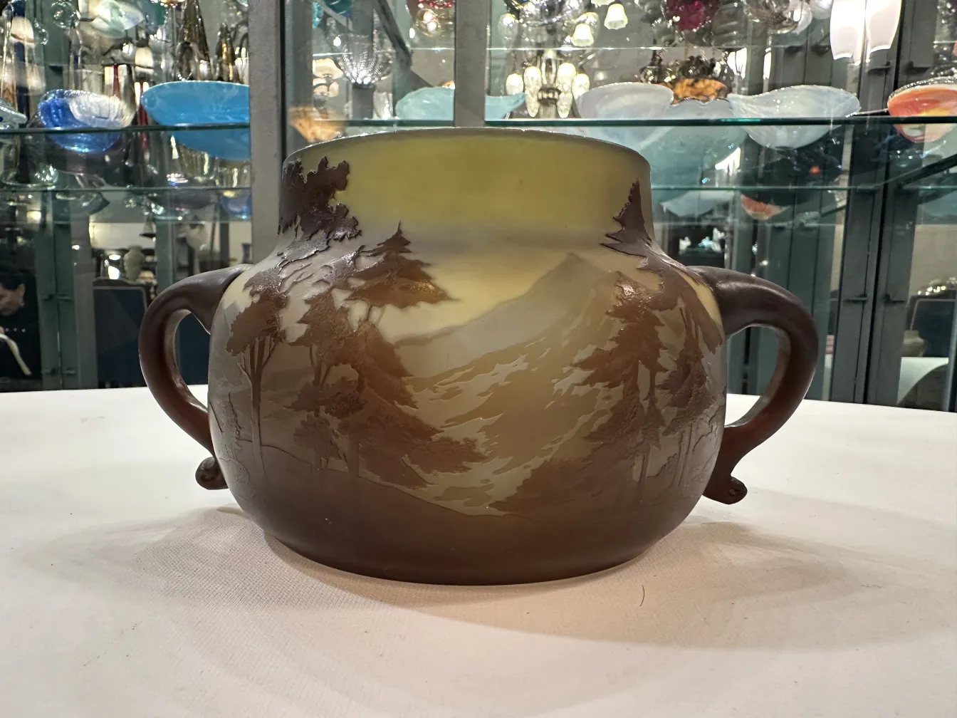 Altes signiertes Glas Gallé mit Naturlandschaften
