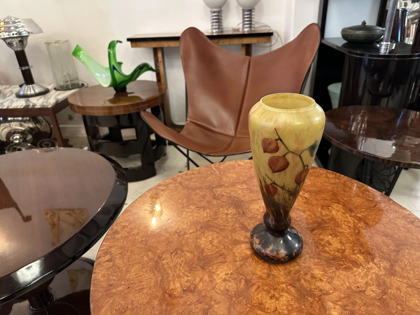 スタイリッシュな環境に展示されているアンティークサイン入りグラス（Lorrain）。