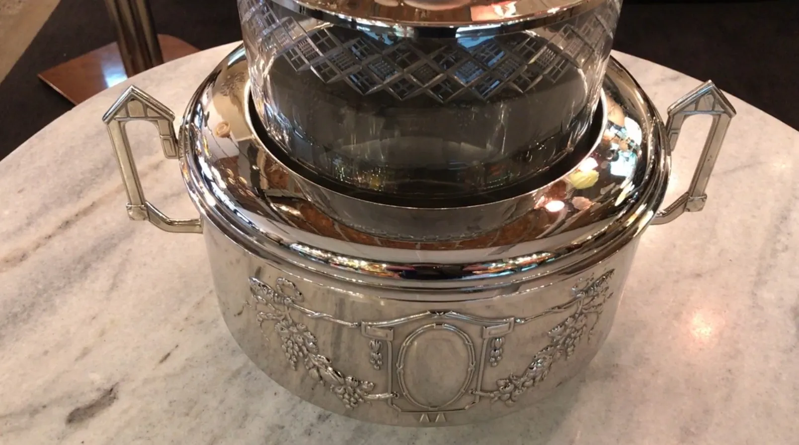 古董潘趣酒碗WMF，带有复杂设计和玻璃盖。