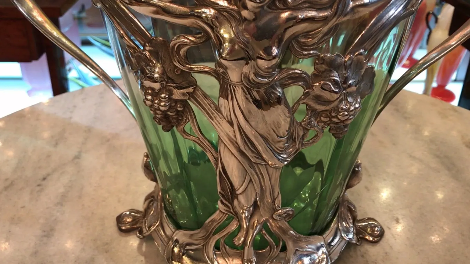 古董潘趣酒碗WMF，带有绿色装饰和盖子，适合展示。