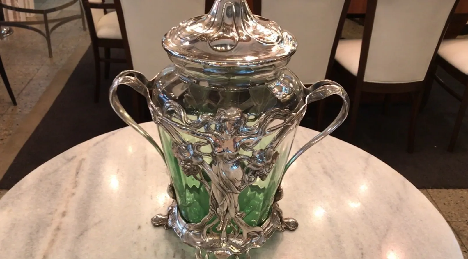古董潘趣酒碗WMF，带有绿色装饰和盖子，适合展示。