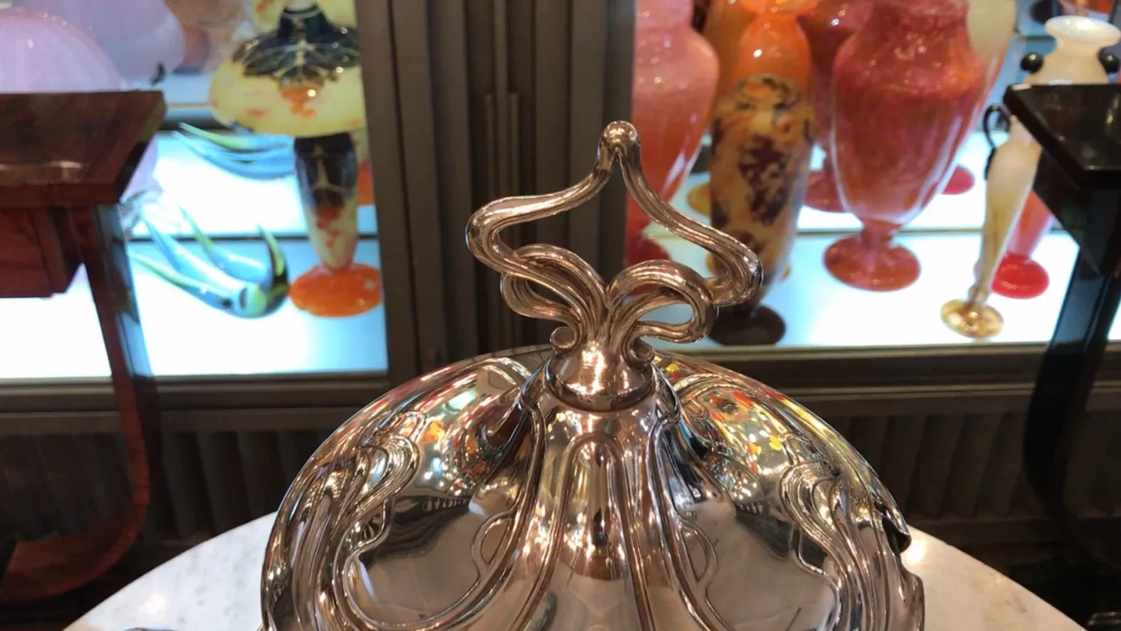 古董潘趣酒碗WMF，带有绿色装饰和盖子，适合展示。