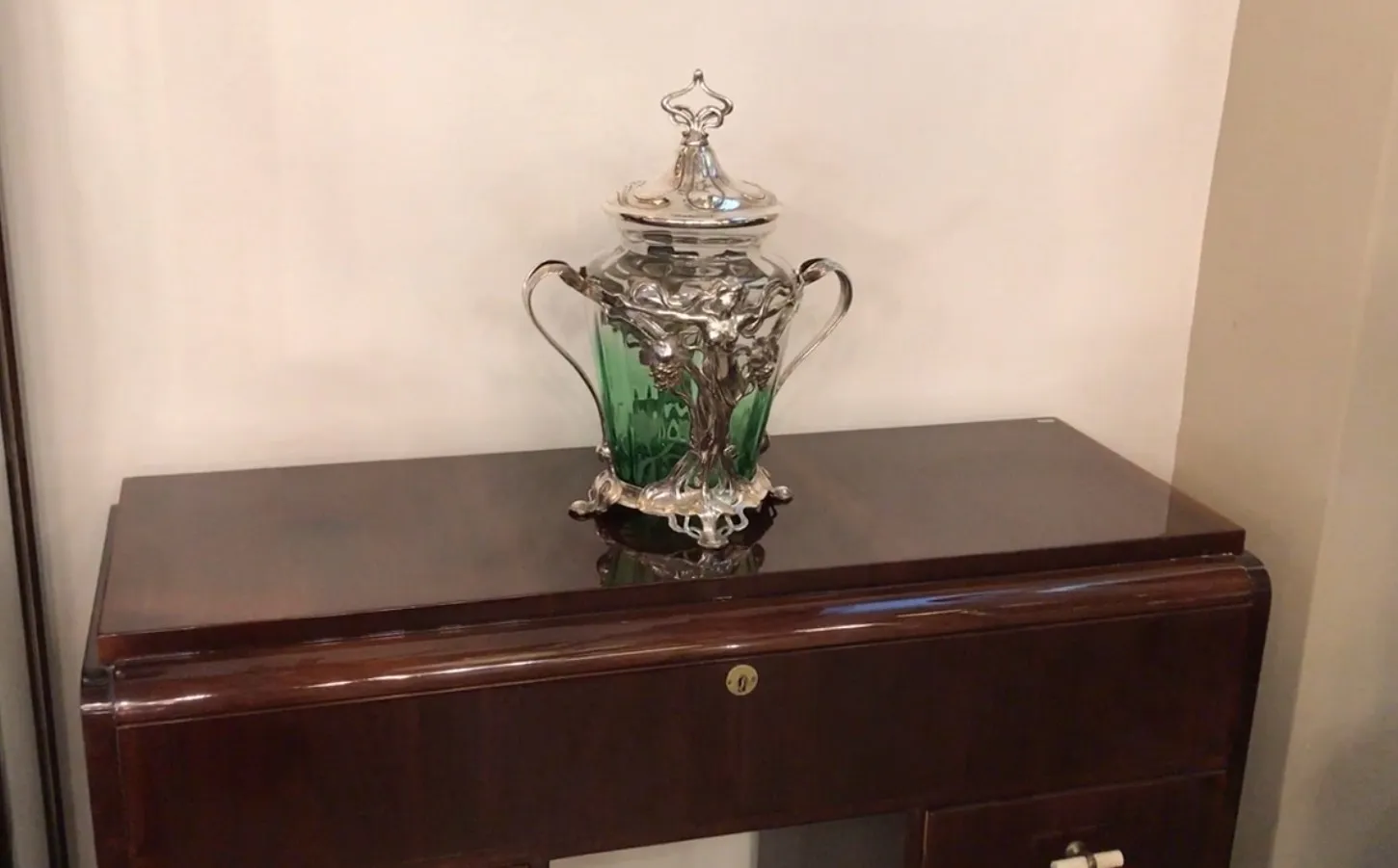 古董潘趣酒碗WMF，带有绿色装饰和盖子，适合展示。