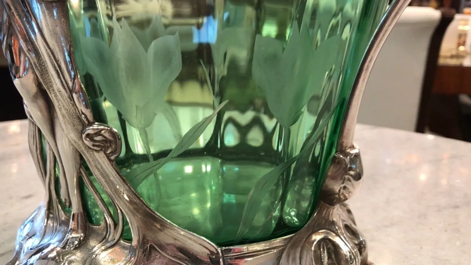 古董潘趣酒碗WMF，带有绿色装饰和盖子，适合展示。
