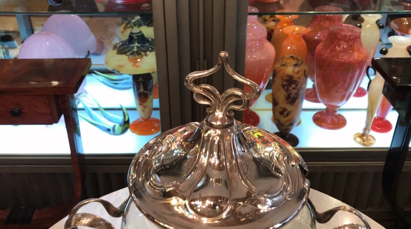 古董潘趣酒碗WMF，带有绿色装饰和盖子，适合展示。