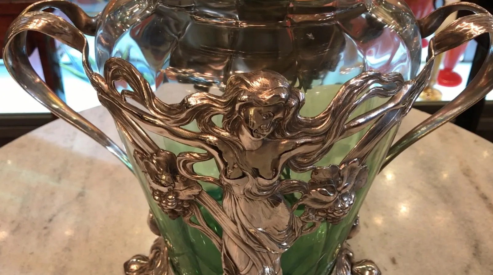 古董潘趣酒碗WMF，带有绿色装饰和盖子，适合展示。