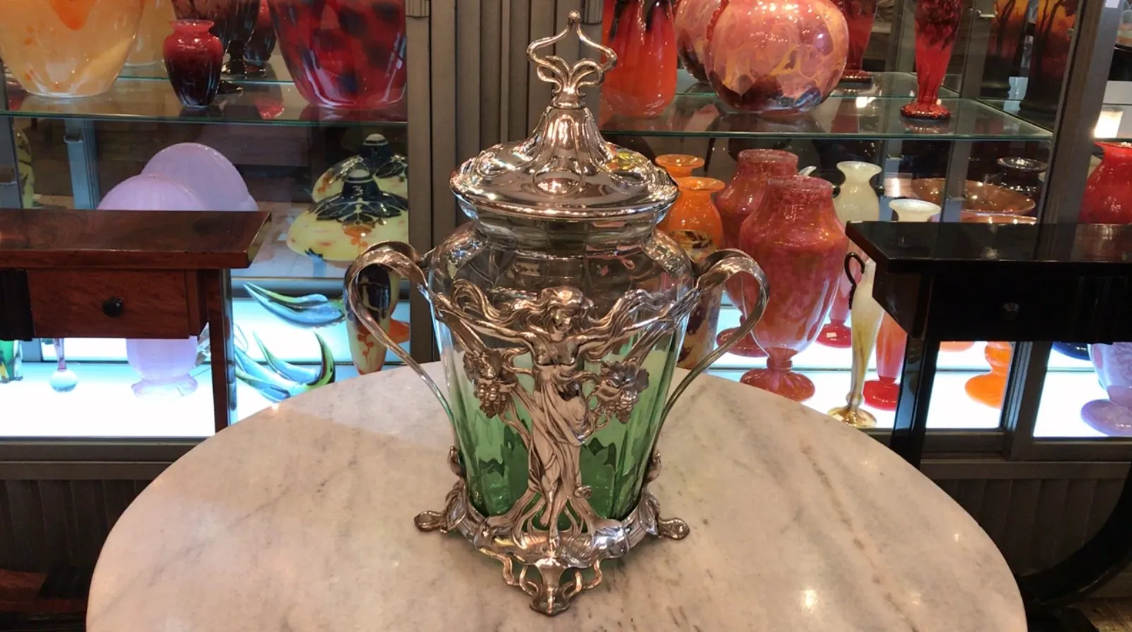 古董潘趣酒碗WMF，带有绿色装饰和盖子，适合展示。