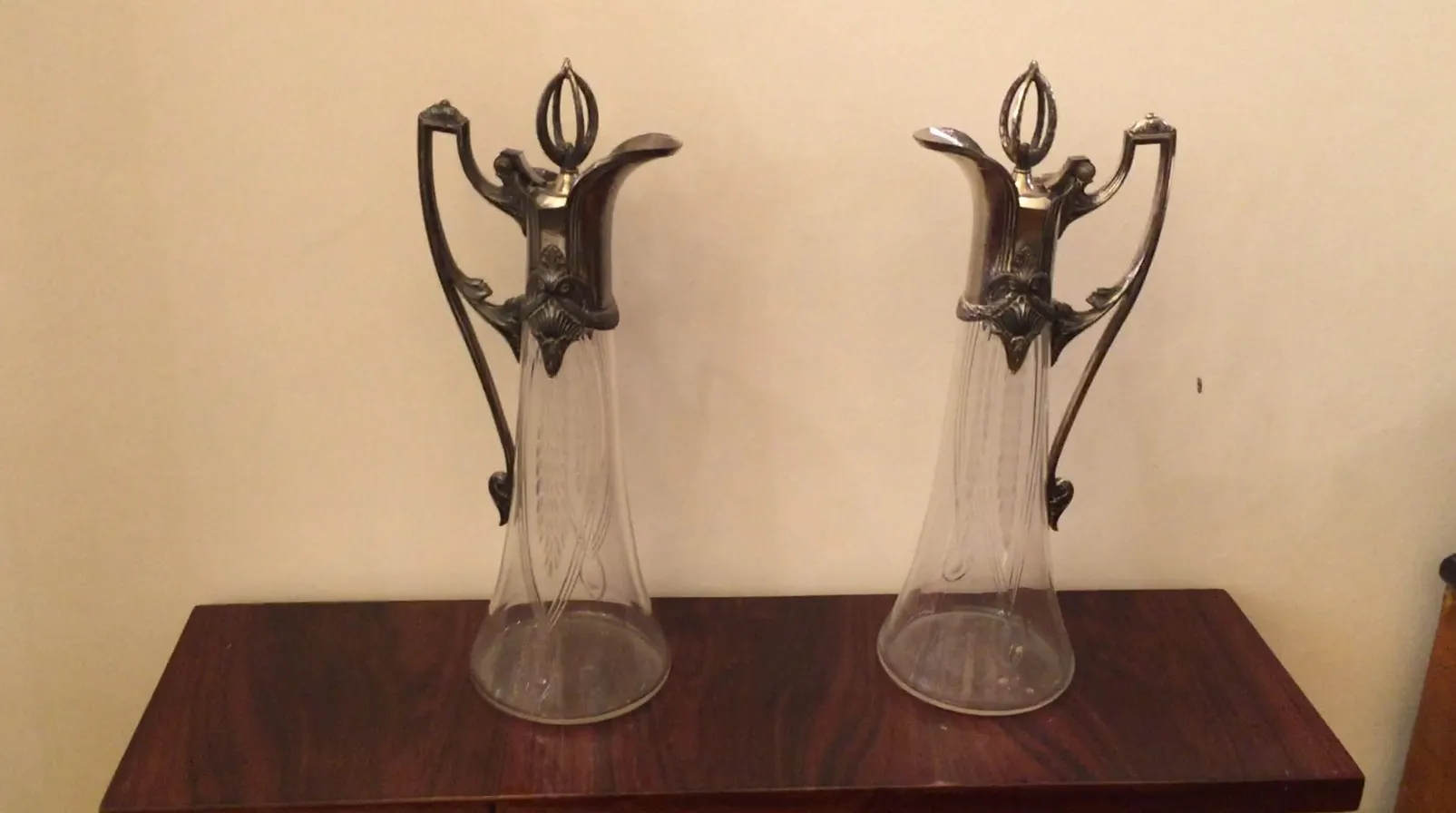 2 pichets WMF anciens avec décor élégant