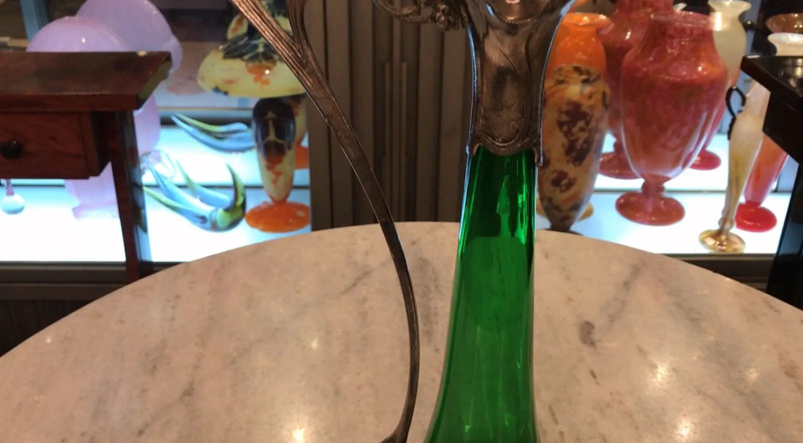 Gros plan de 2 pichets WMF avec décorations florales sur le couvercle
