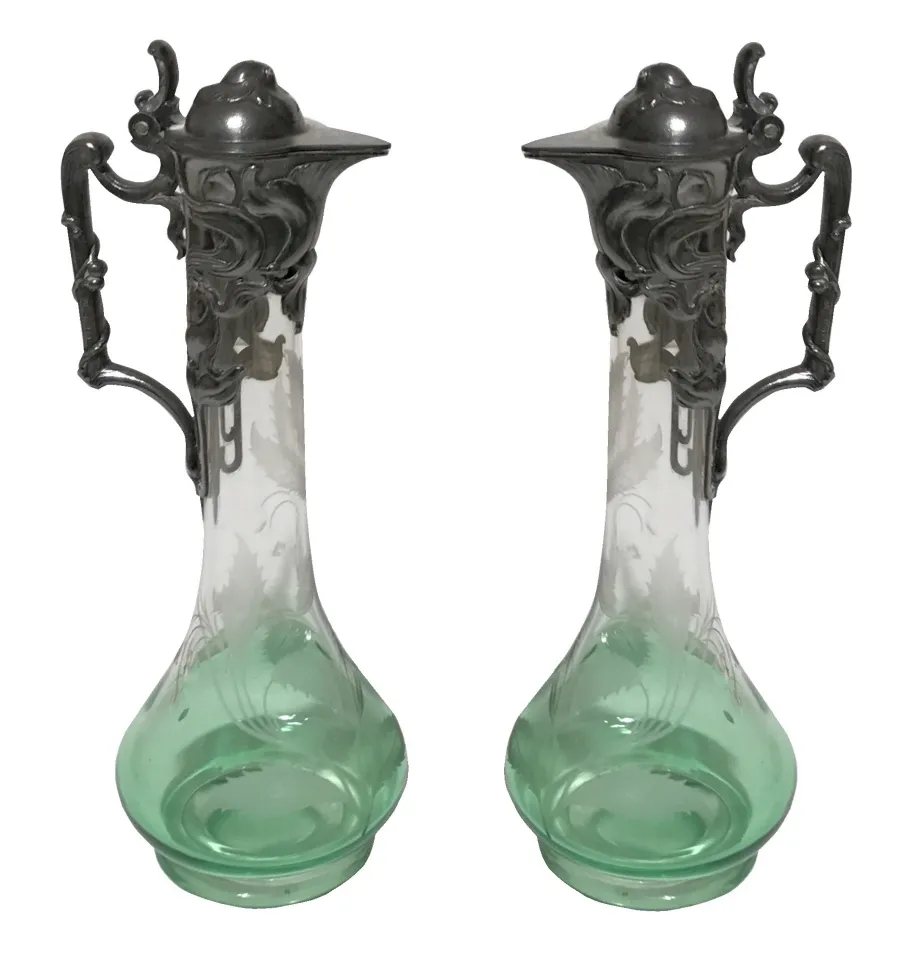 deux pichets WMF élégants avec des détails complexes sur fond neutre