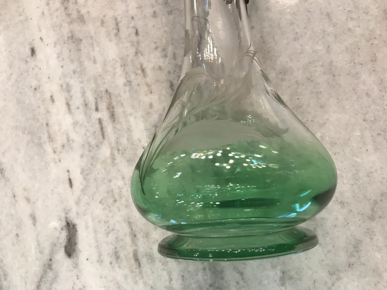 deux pichets WMF élégants avec des détails complexes sur fond neutre