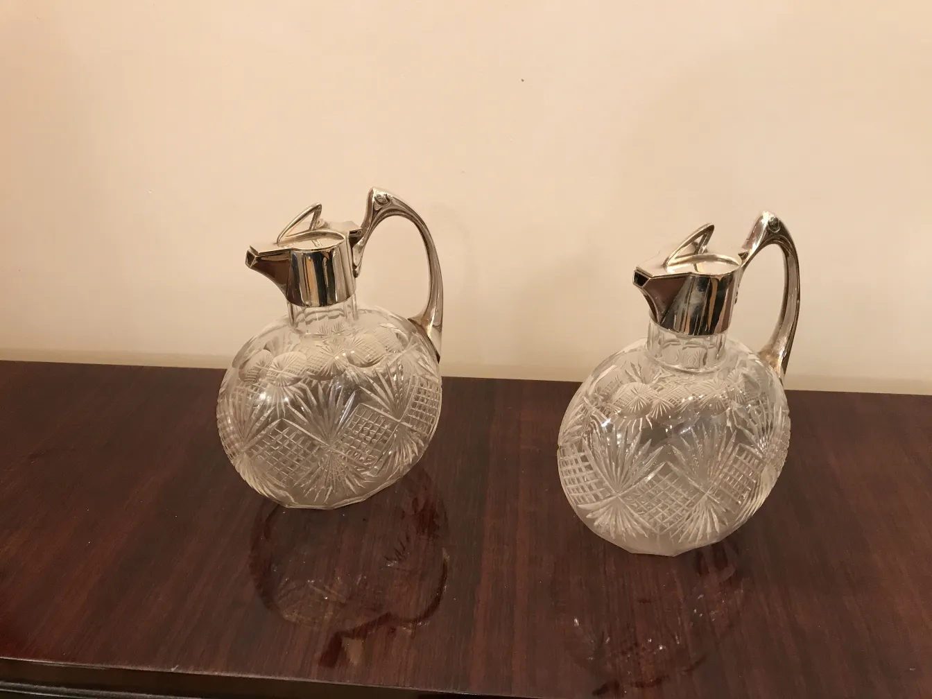 deux pichets WMF anciens élégants dans un cadre classique