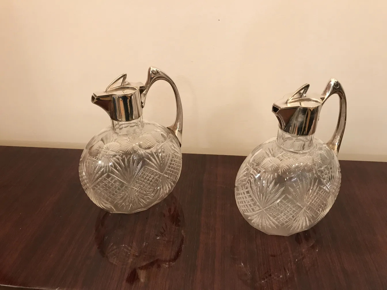 deux pichets WMF anciens élégants dans un cadre classique
