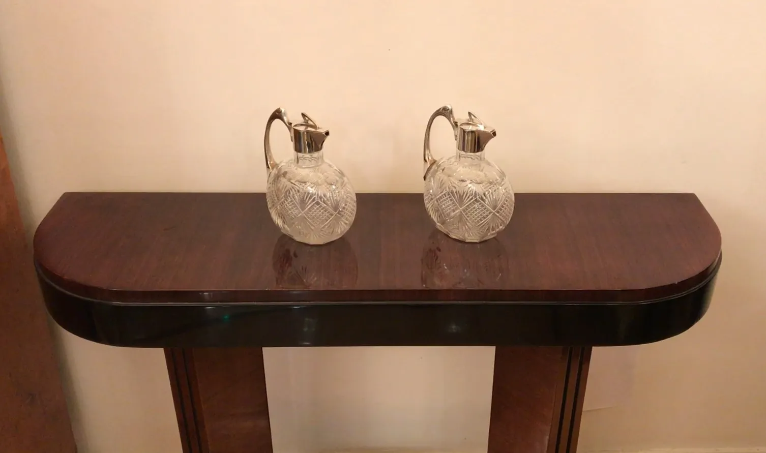 deux pichets WMF anciens élégants dans un cadre classique
