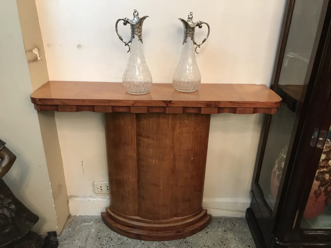 deux pichets antiques WMF avec un design complexe et des poignées décoratives, dans un cadre élégant