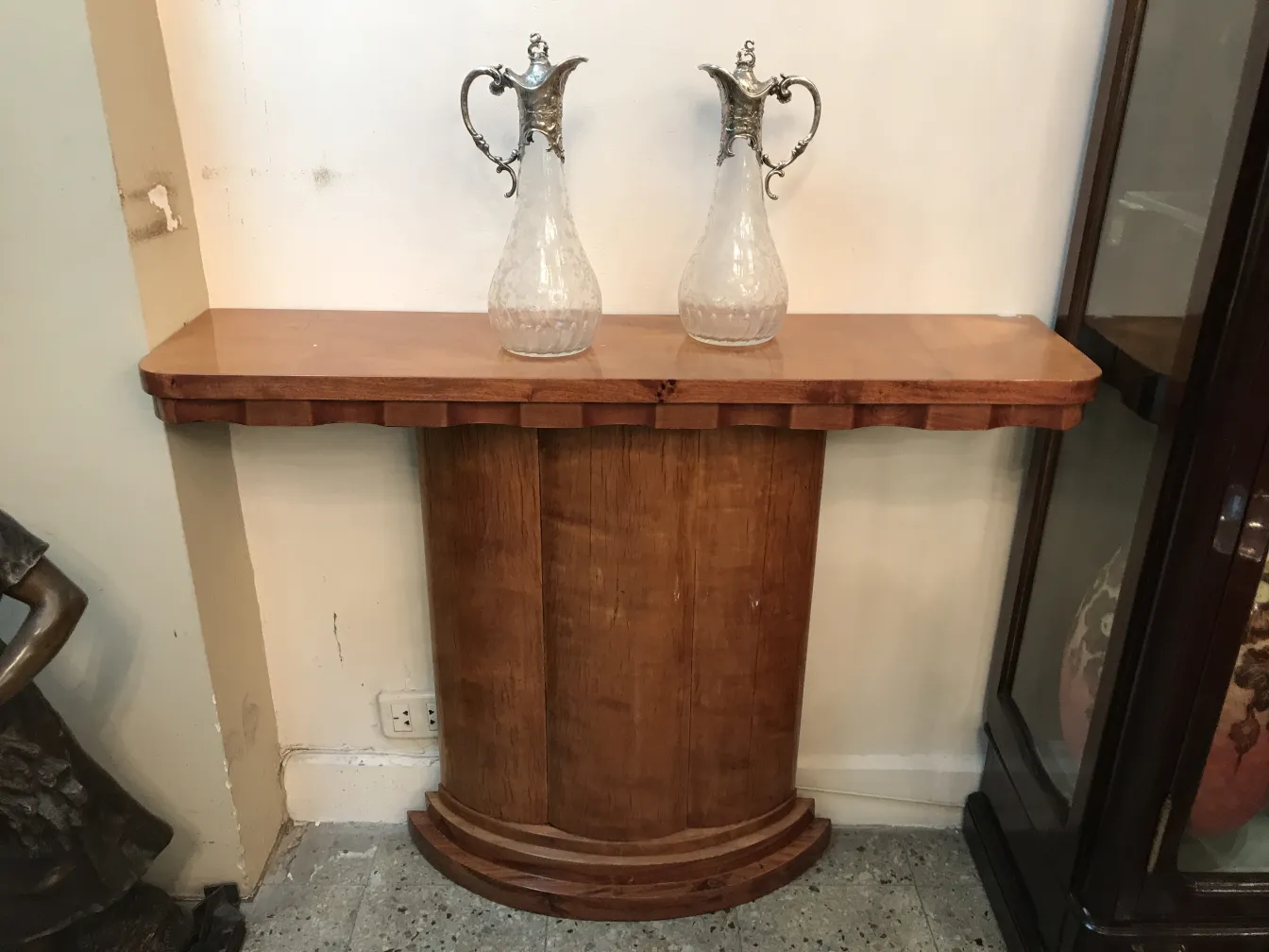 deux pichets antiques WMF avec un design complexe et des poignées décoratives, dans un cadre élégant