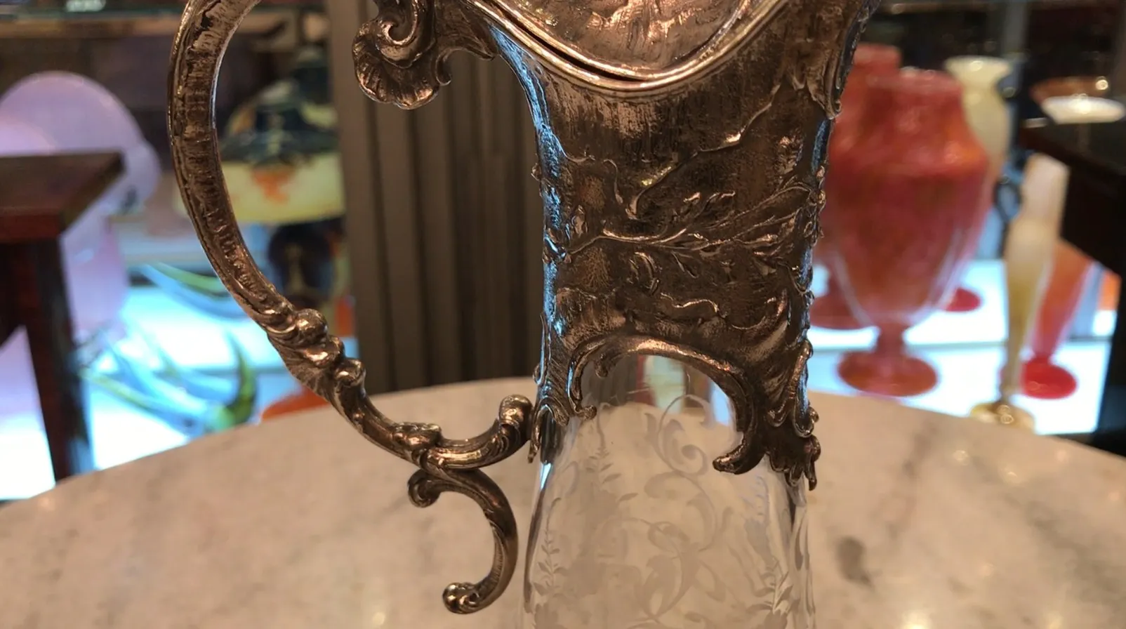 deux pichets antiques WMF avec un design complexe et des poignées décoratives, dans un cadre élégant