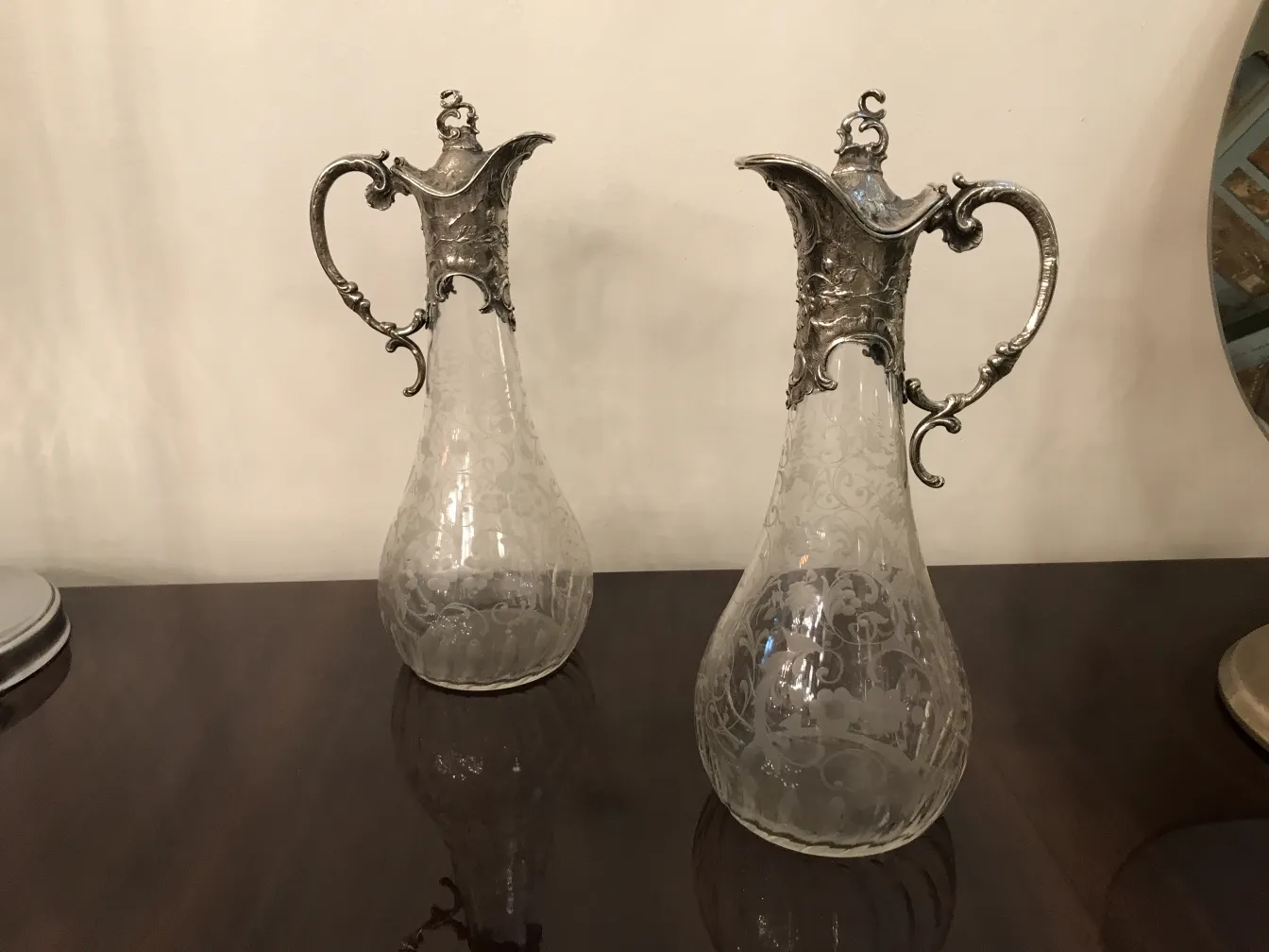 deux pichets antiques WMF avec un design complexe et des poignées décoratives, dans un cadre élégant
