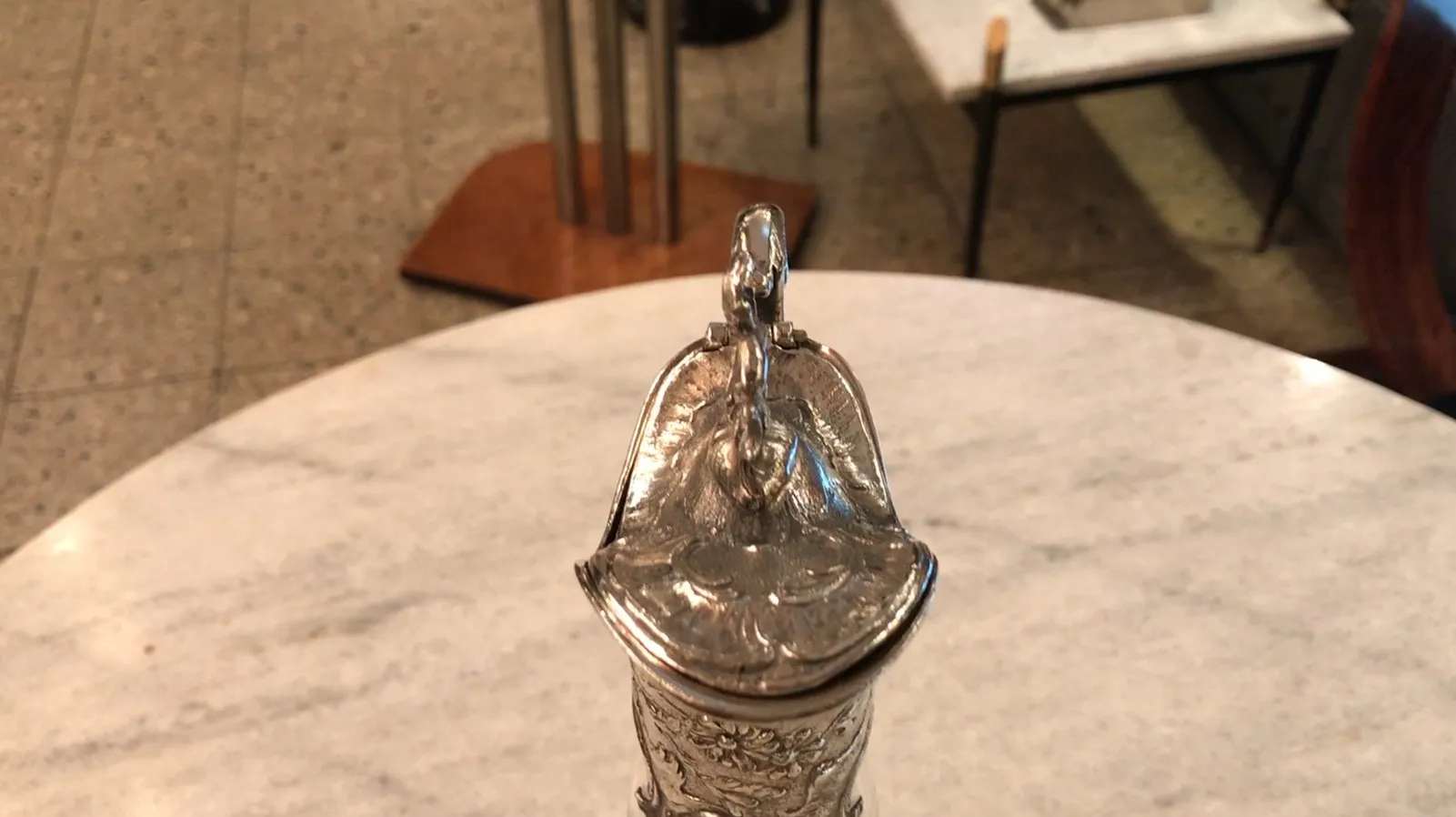 deux pichets antiques WMF avec un design complexe et des poignées décoratives, dans un cadre élégant