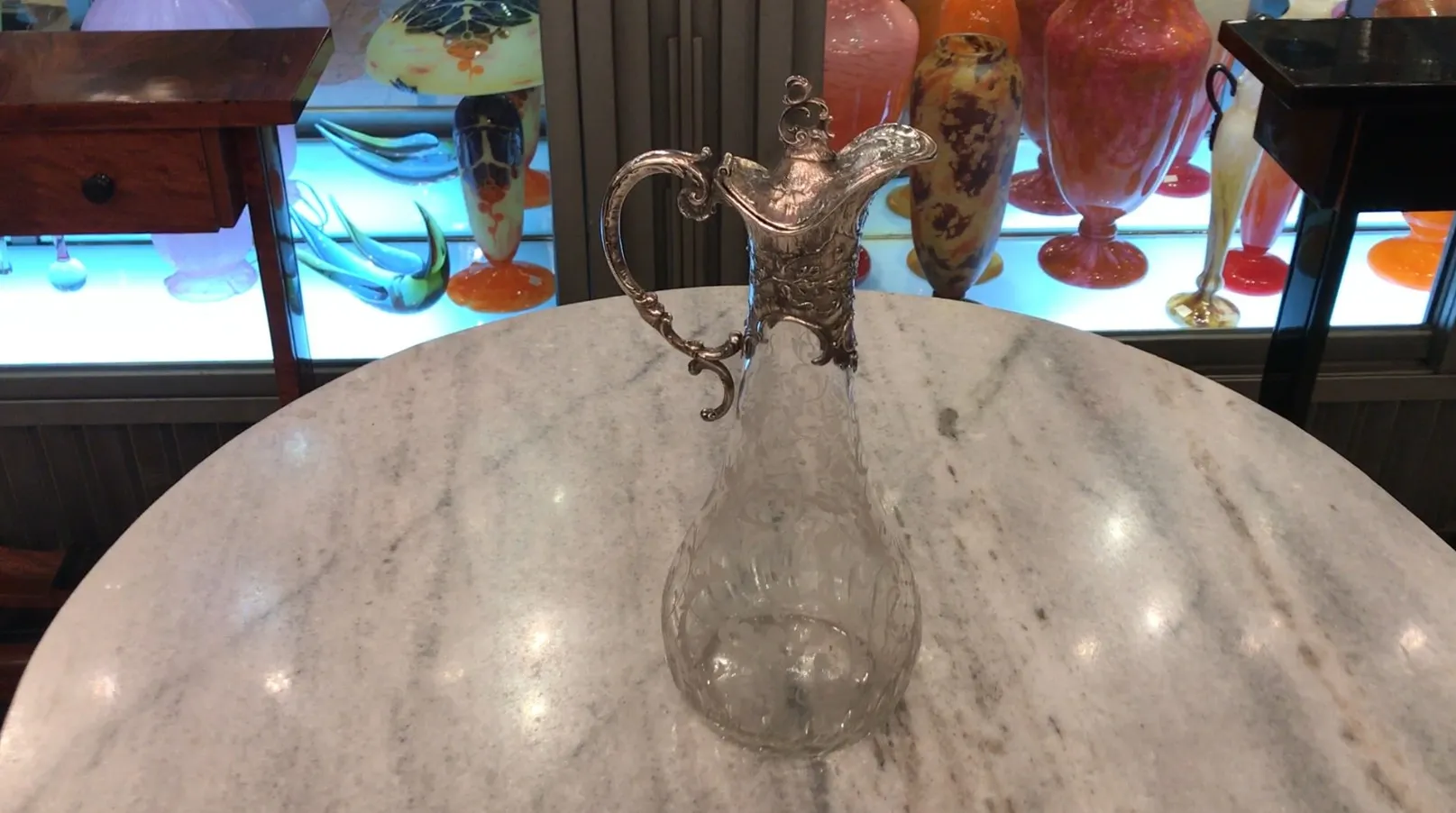 deux pichets antiques WMF avec un design complexe et des poignées décoratives, dans un cadre élégant