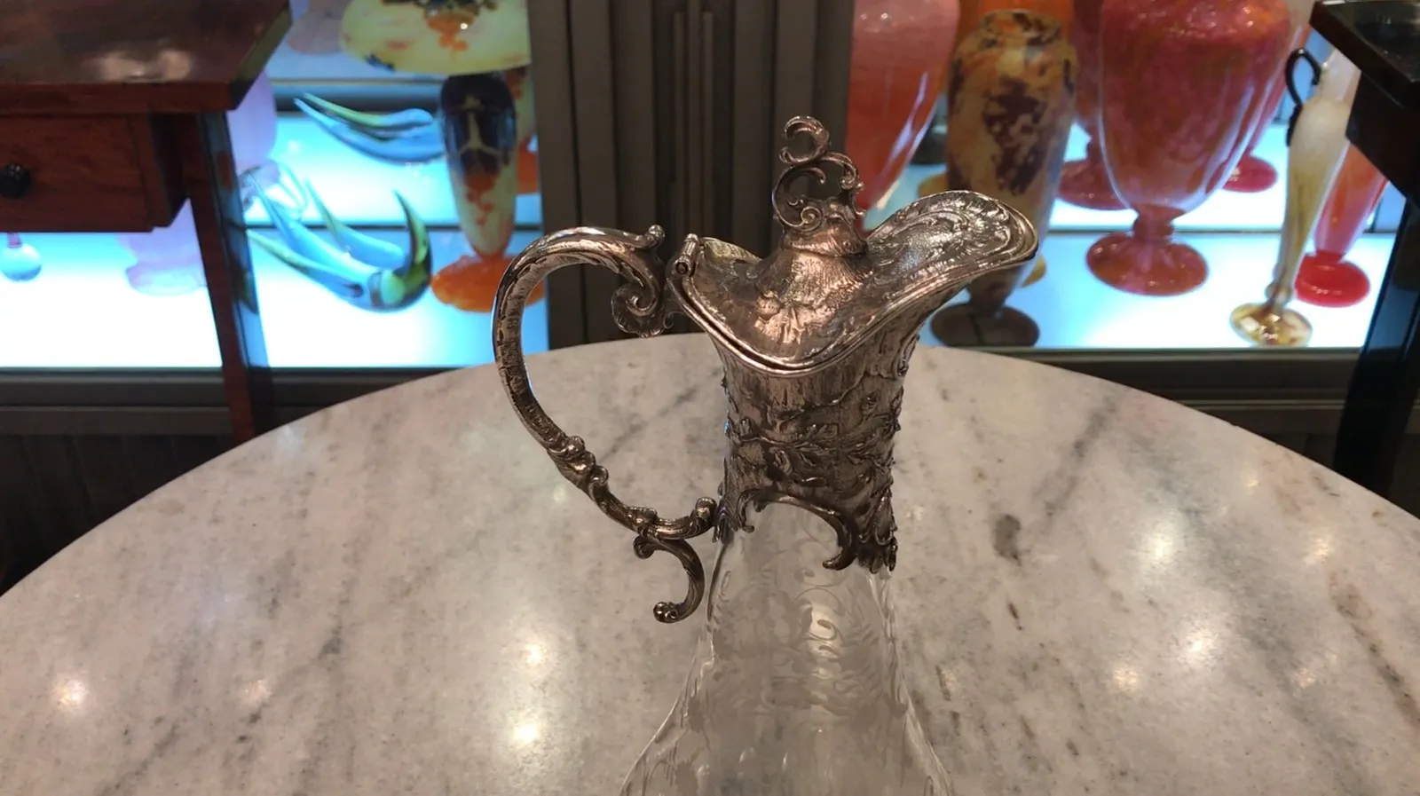 deux pichets antiques WMF avec un design complexe et des poignées décoratives, dans un cadre élégant