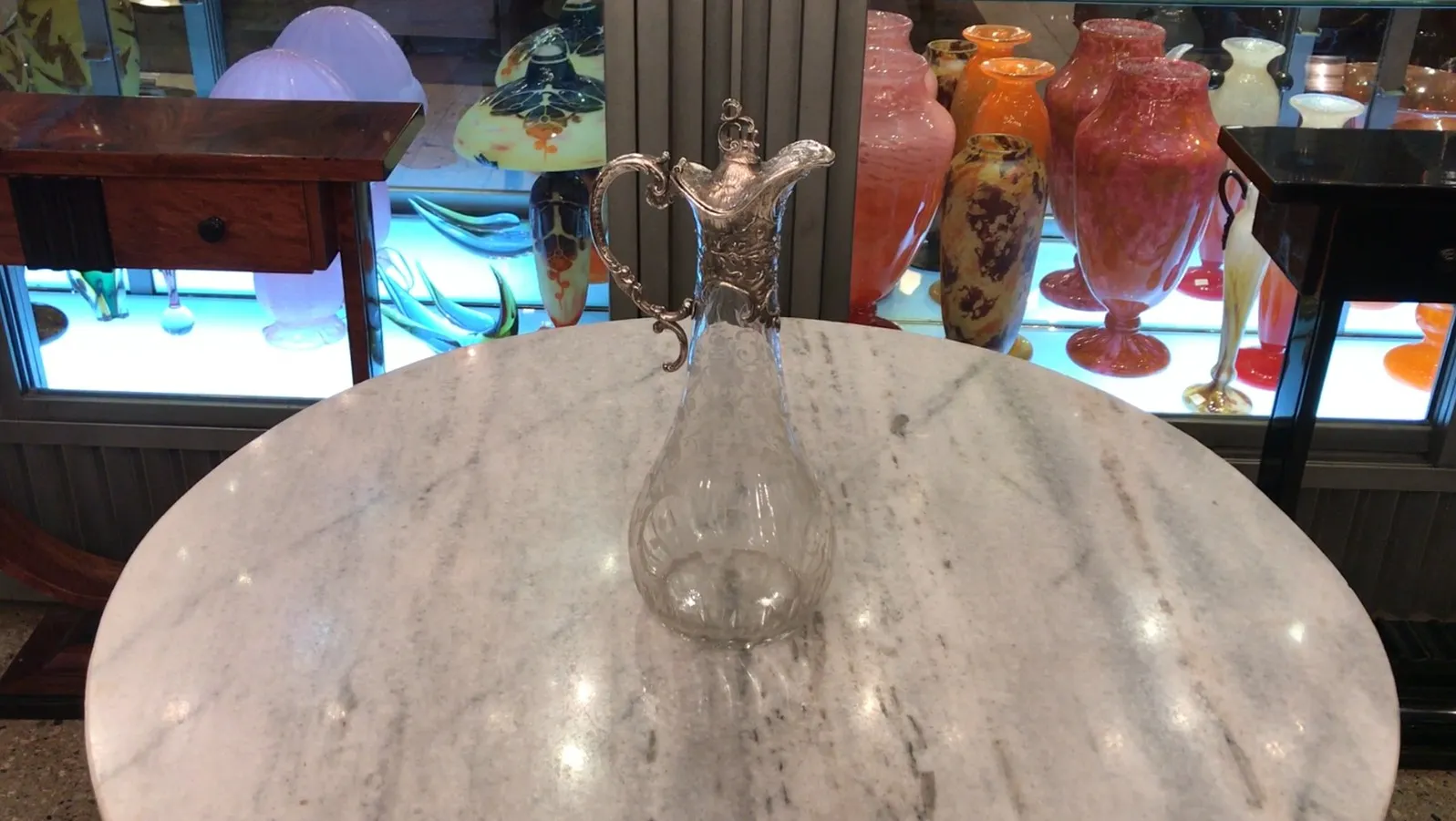 deux pichets antiques WMF avec un design complexe et des poignées décoratives, dans un cadre élégant