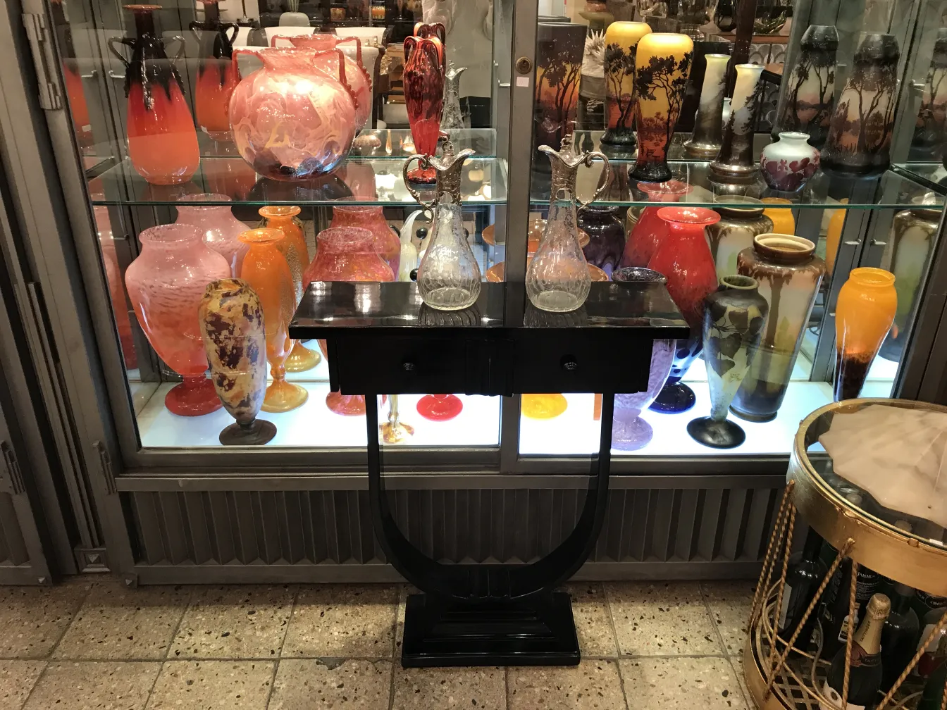 deux pichets antiques WMF avec un design complexe et des poignées décoratives, dans un cadre élégant