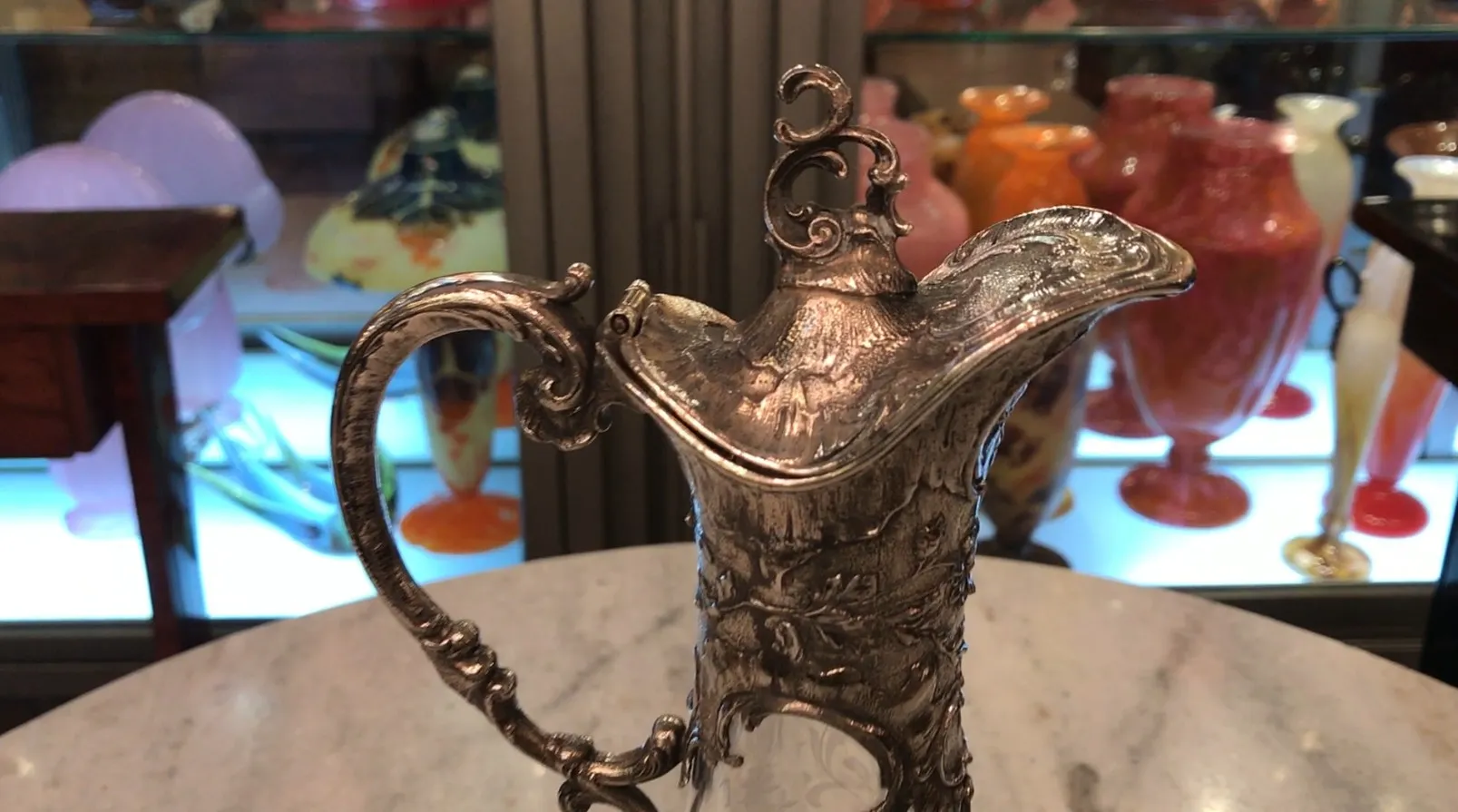 deux pichets antiques WMF avec un design complexe et des poignées décoratives, dans un cadre élégant