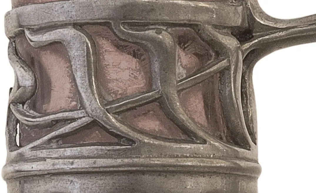 pichet ancien avec un design ornemental à la base