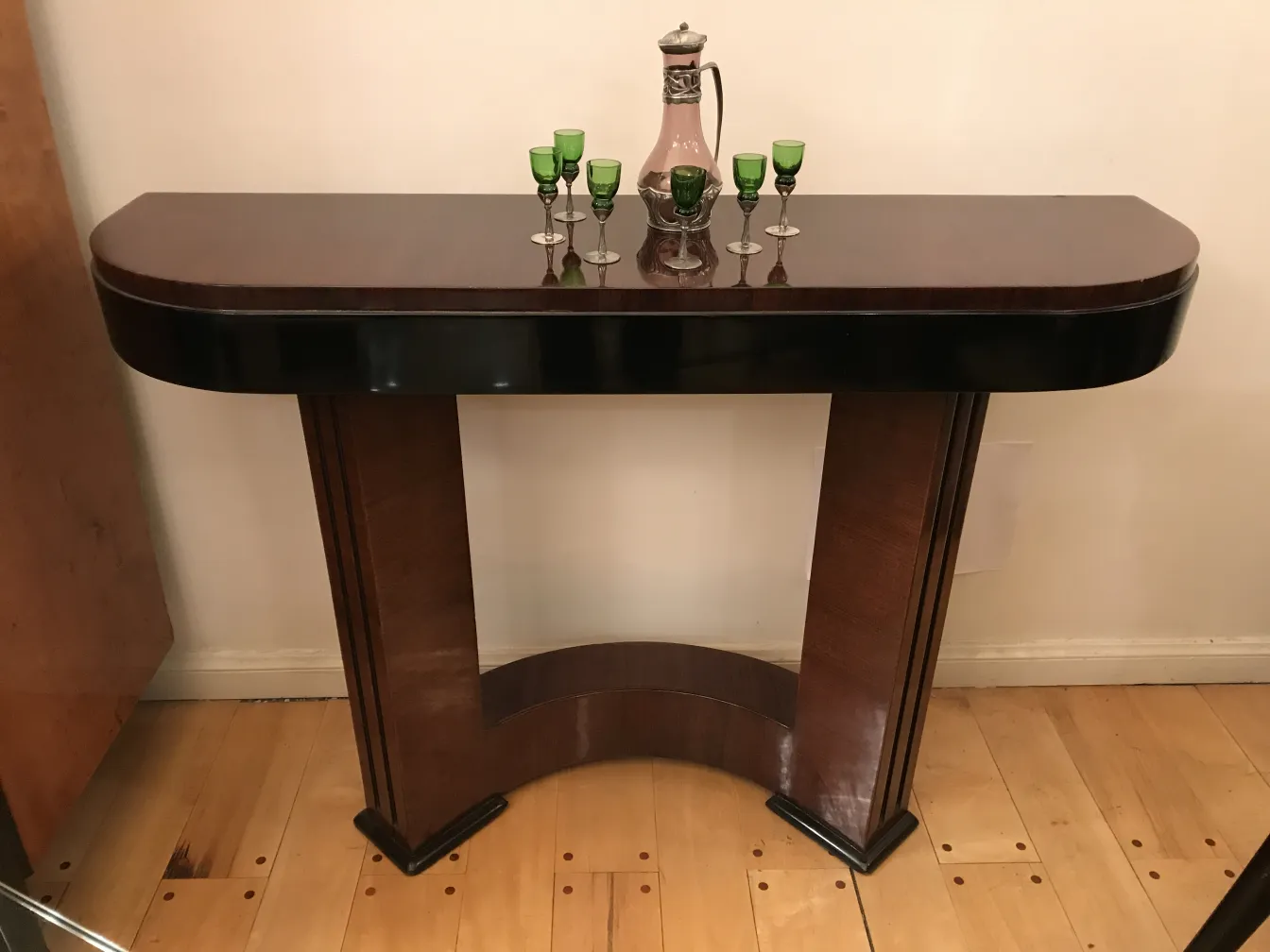 pichet ancien avec un design ornemental à la base