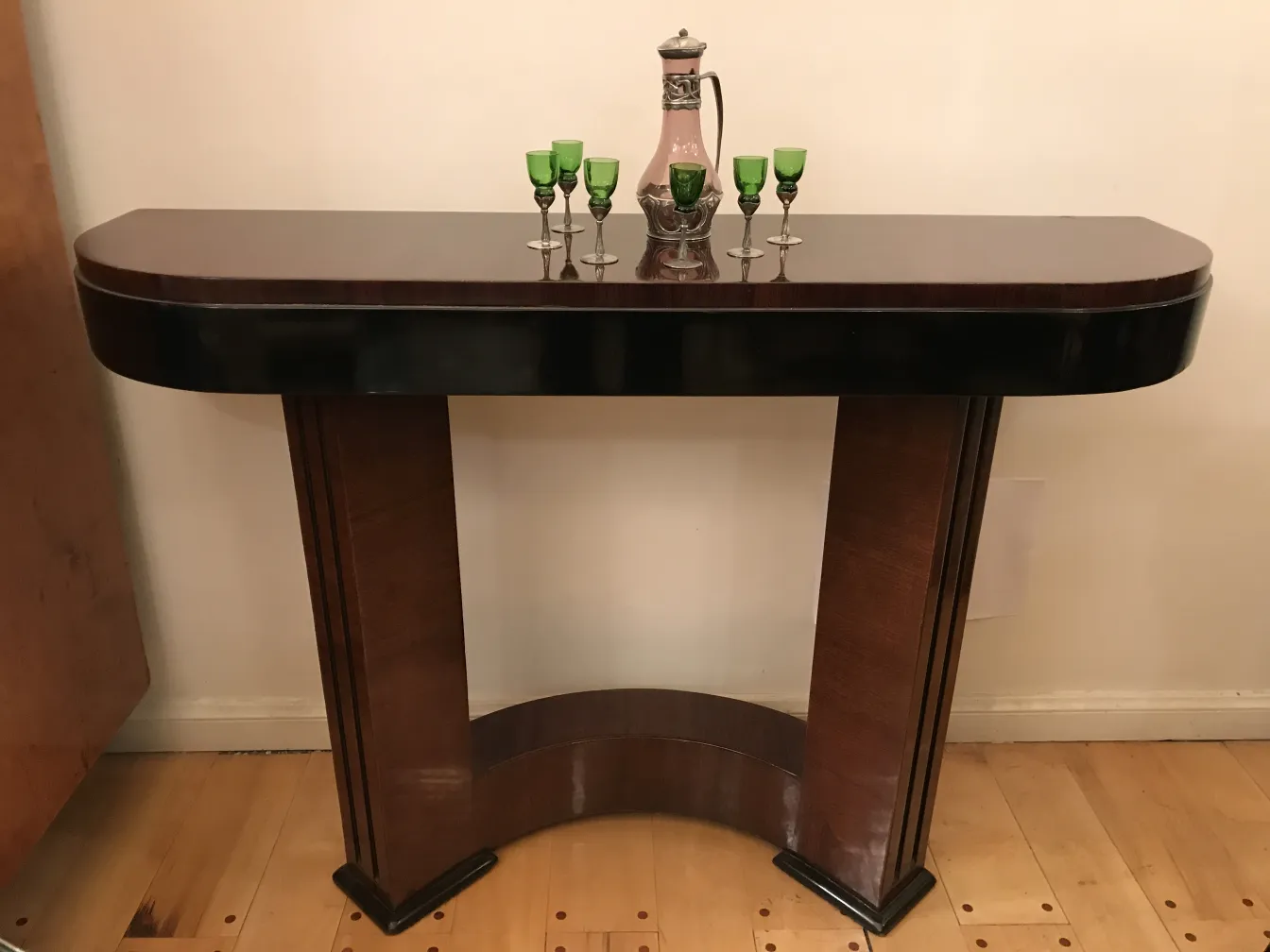 pichet ancien avec un design ornemental à la base