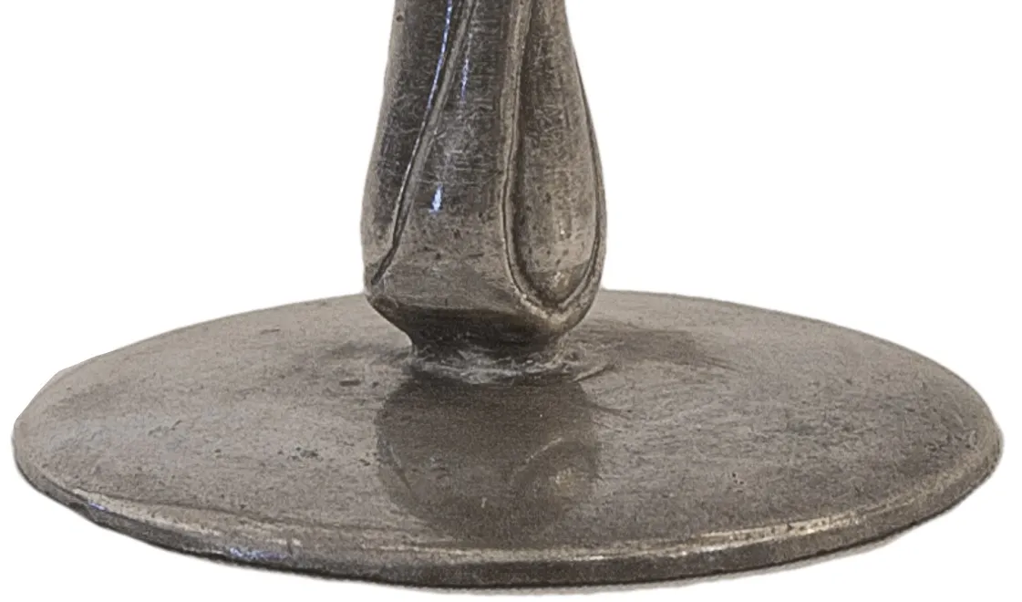 pichet ancien avec un design ornemental à la base