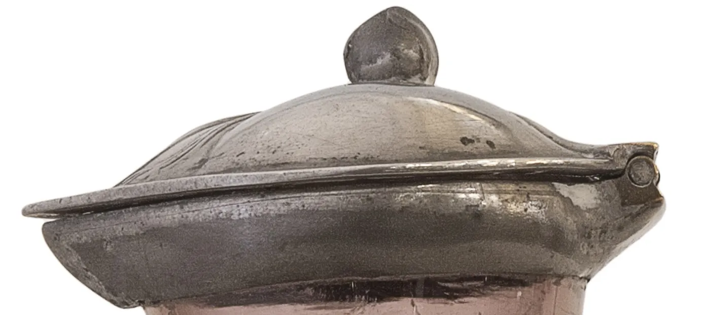 pichet ancien avec un design ornemental à la base