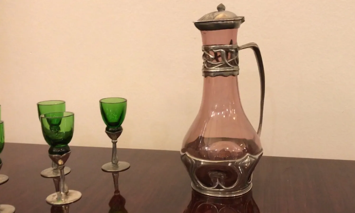 pichet ancien avec un design ornemental à la base