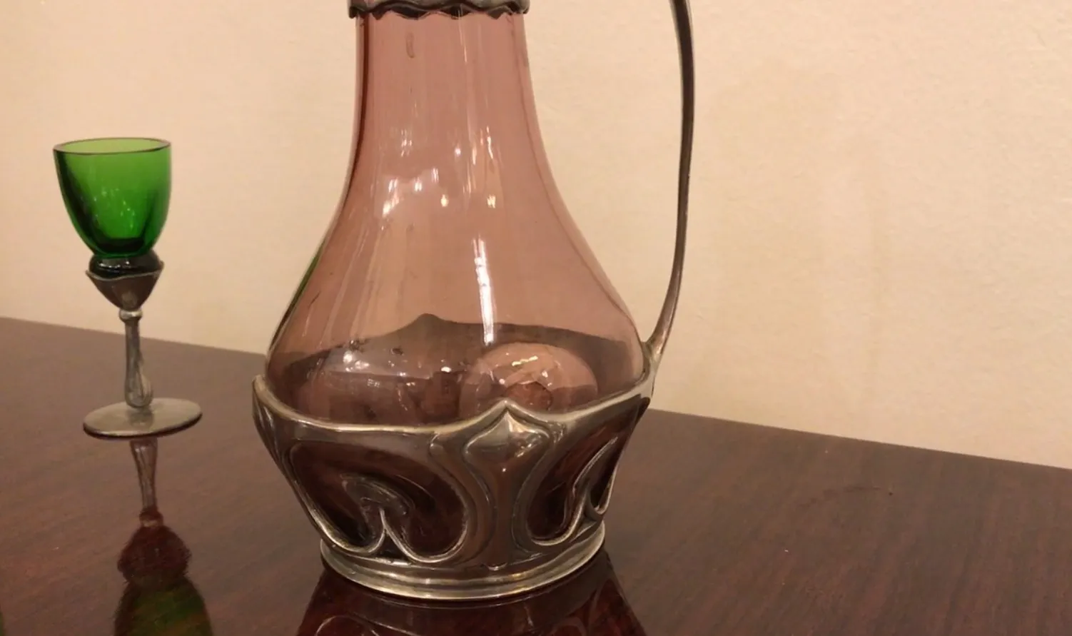 pichet ancien avec un design ornemental à la base