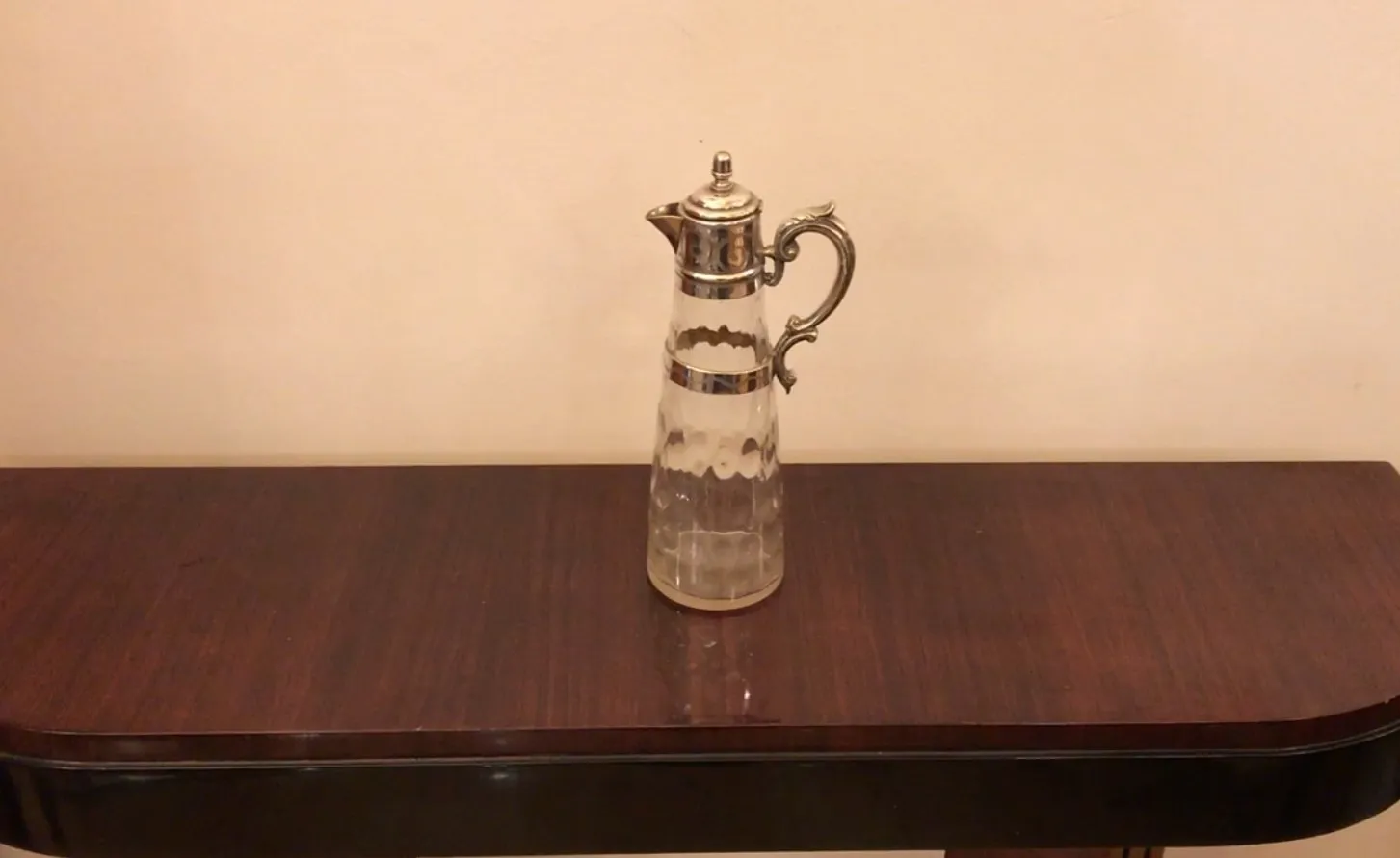 Pichet ancien en verre WMF avec un design élégant