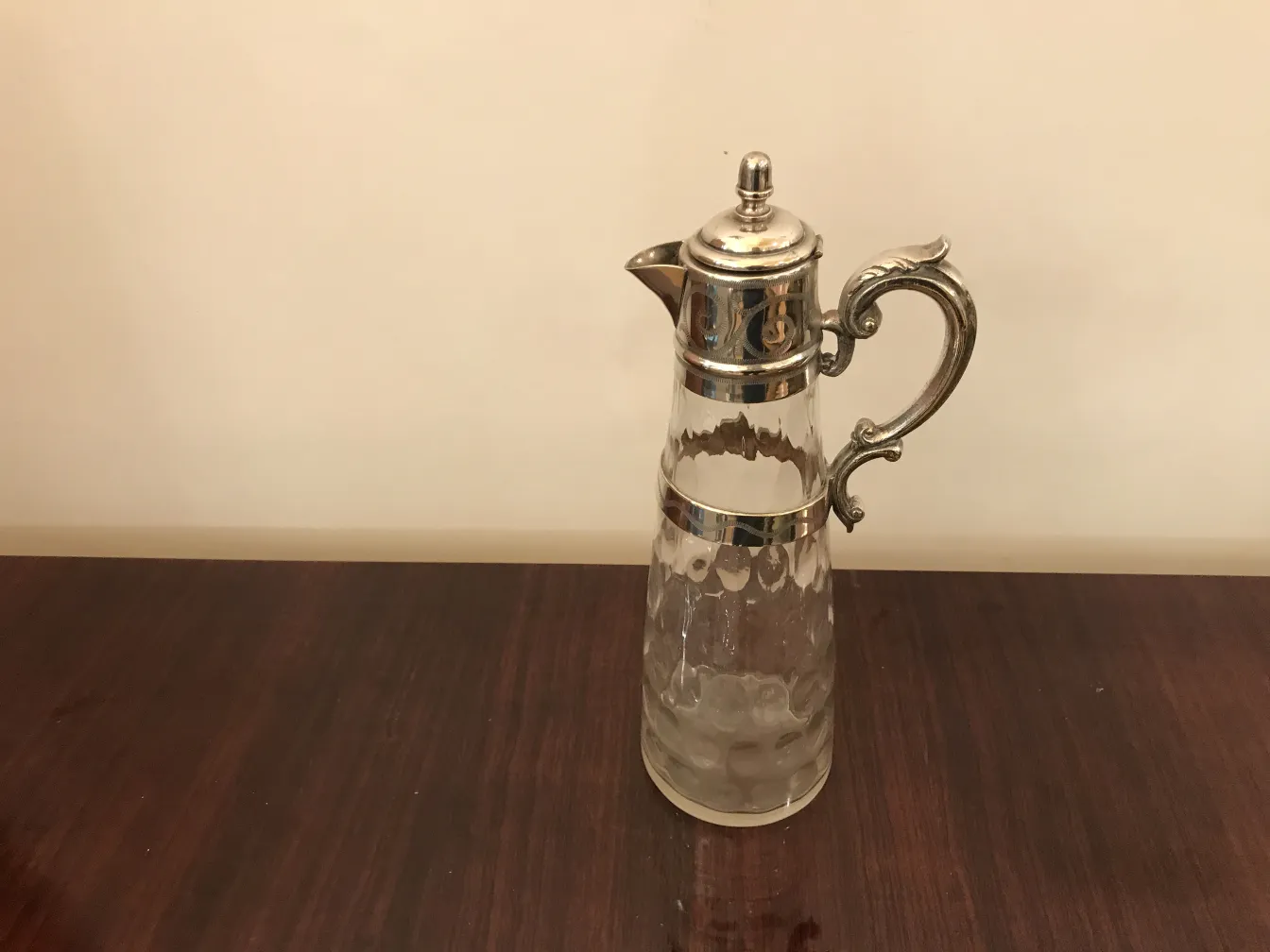 Pichet ancien en verre WMF avec un design élégant