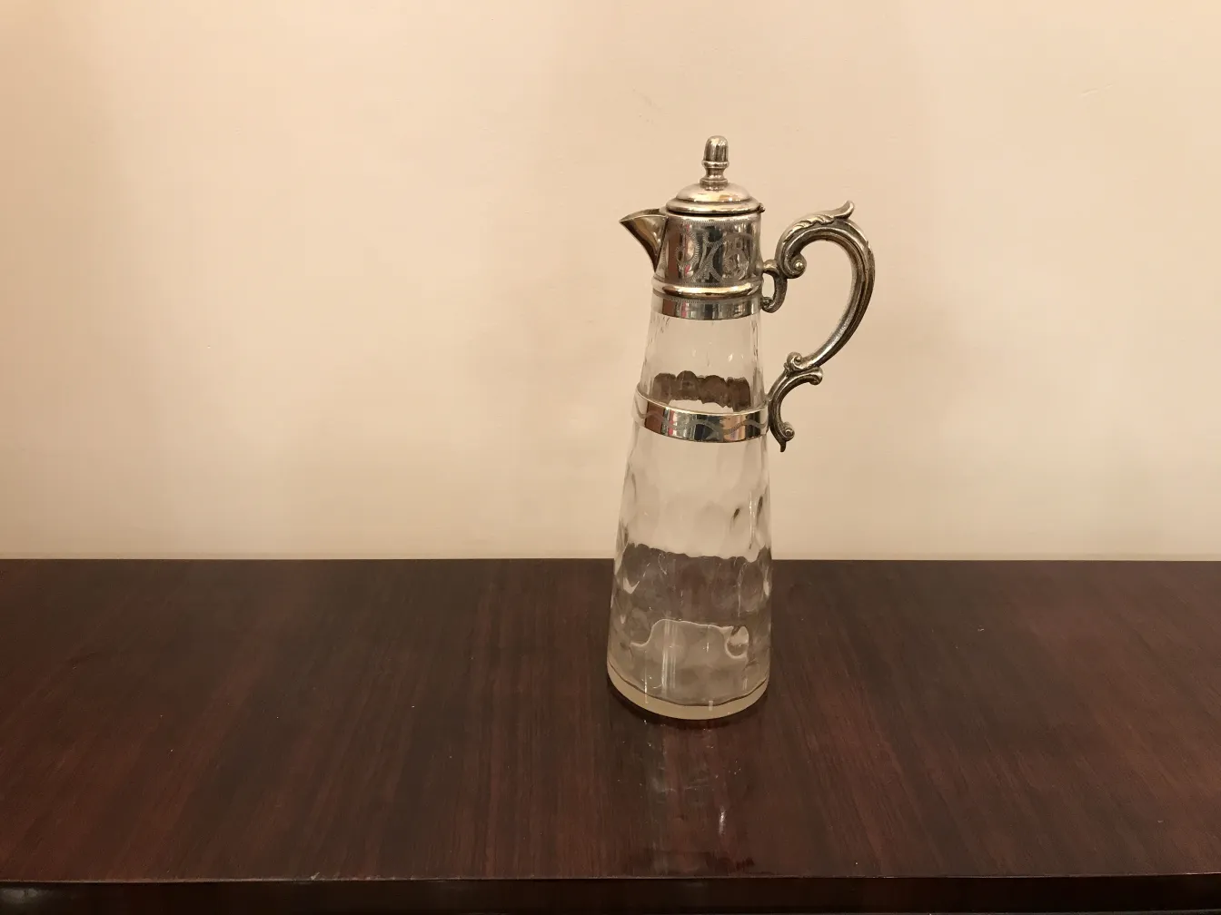 Pichet ancien en verre WMF avec un design élégant