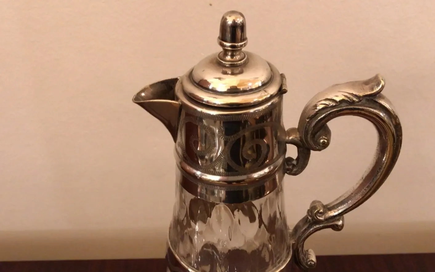 Pichet ancien en verre WMF avec un design élégant