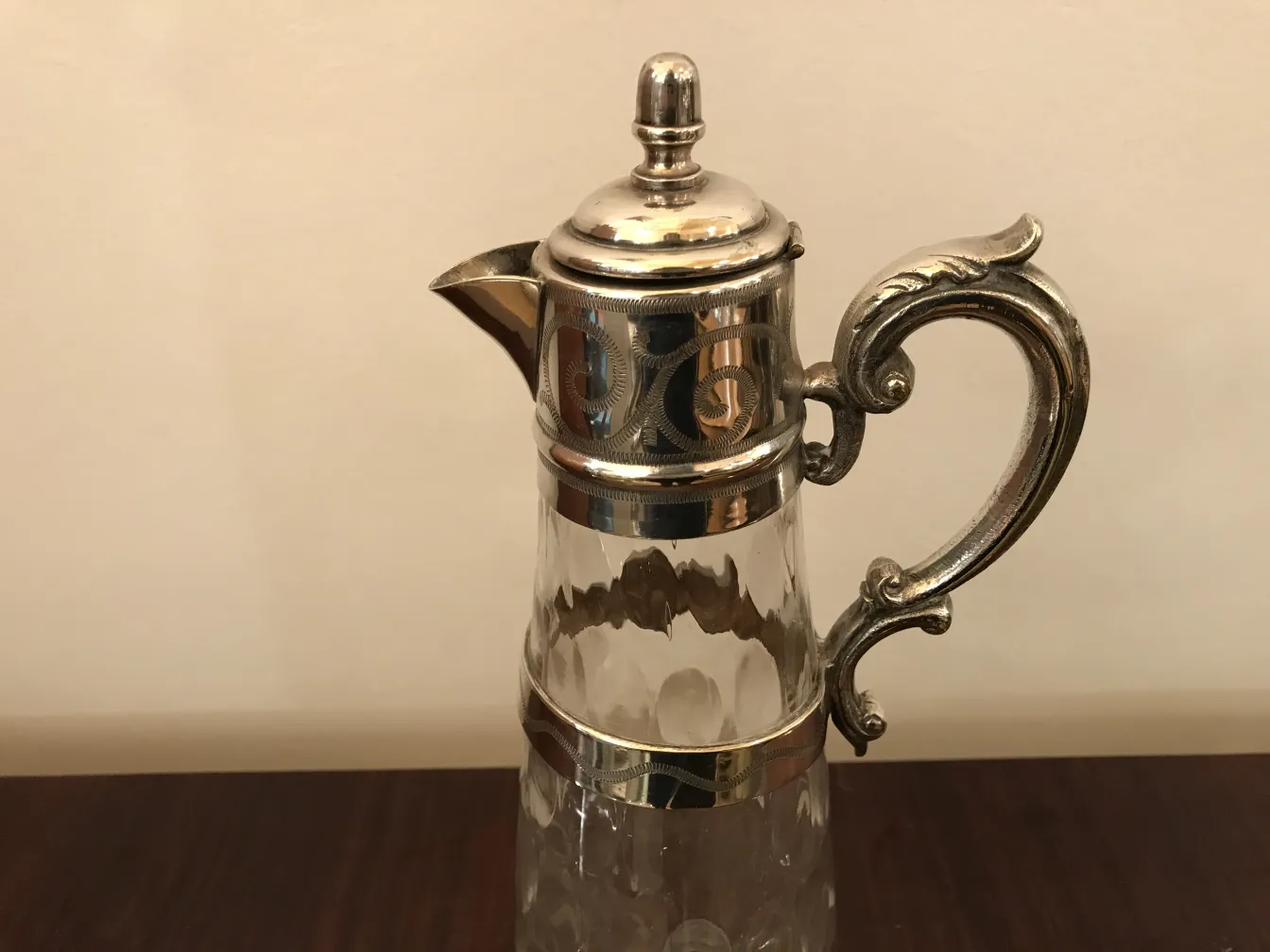 Pichet ancien en verre WMF avec un design élégant