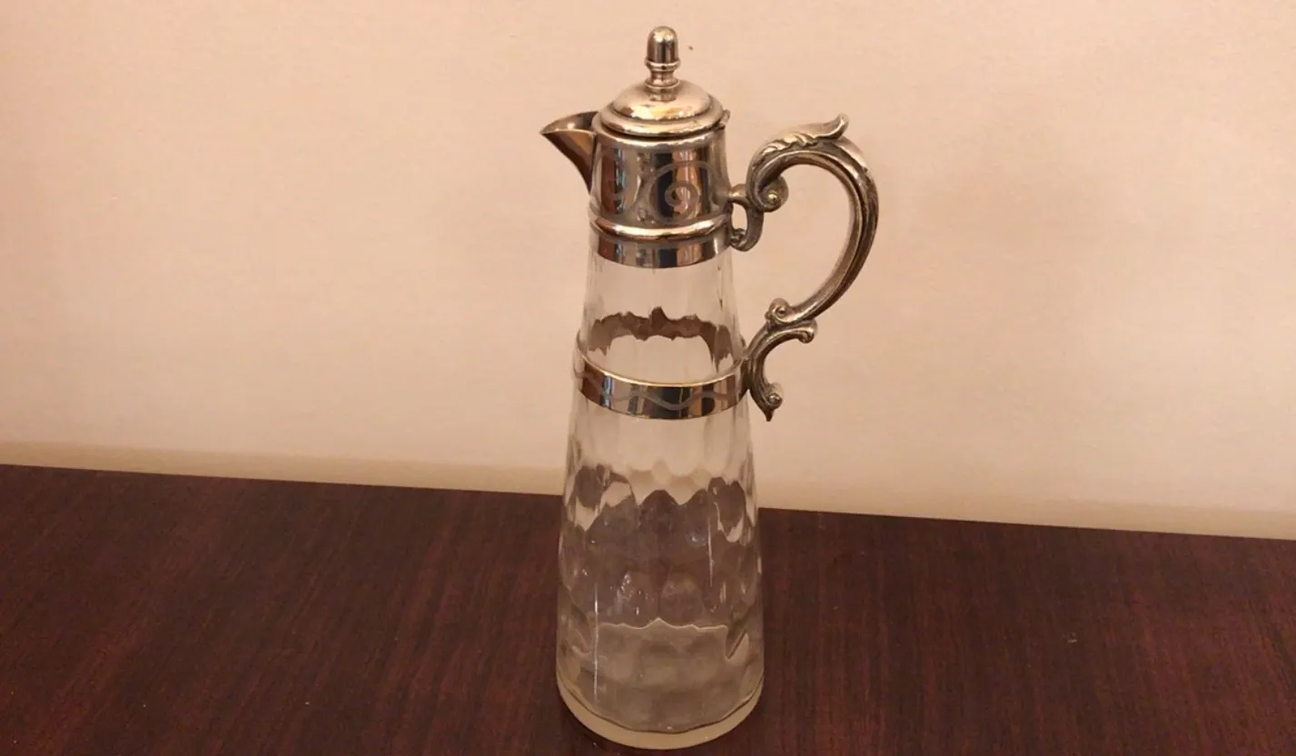 Pichet ancien en verre WMF avec un design élégant