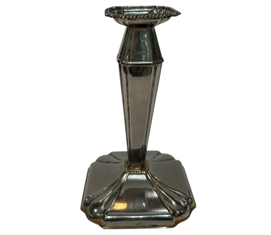 Candelabro antico decorativo con base elegante e design simmetrico.