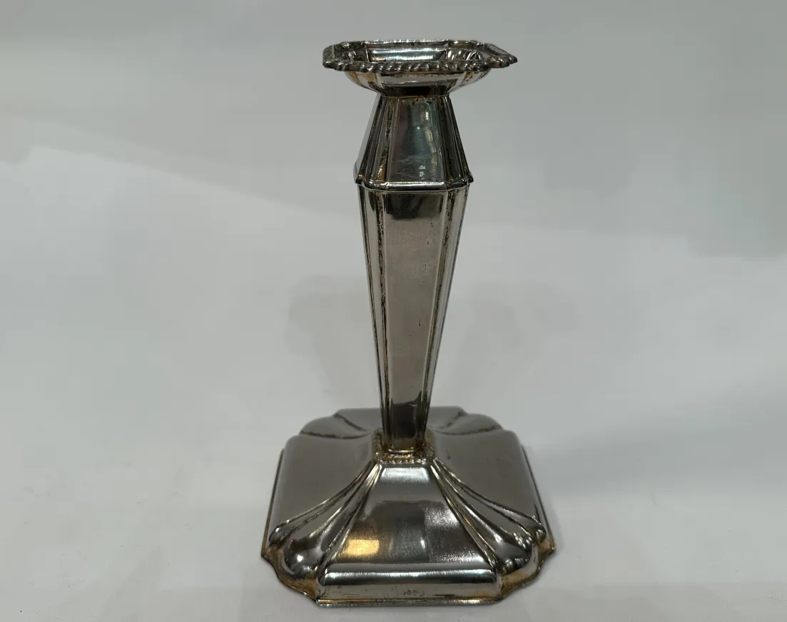 Candelabro antico decorativo con base elegante e design simmetrico.