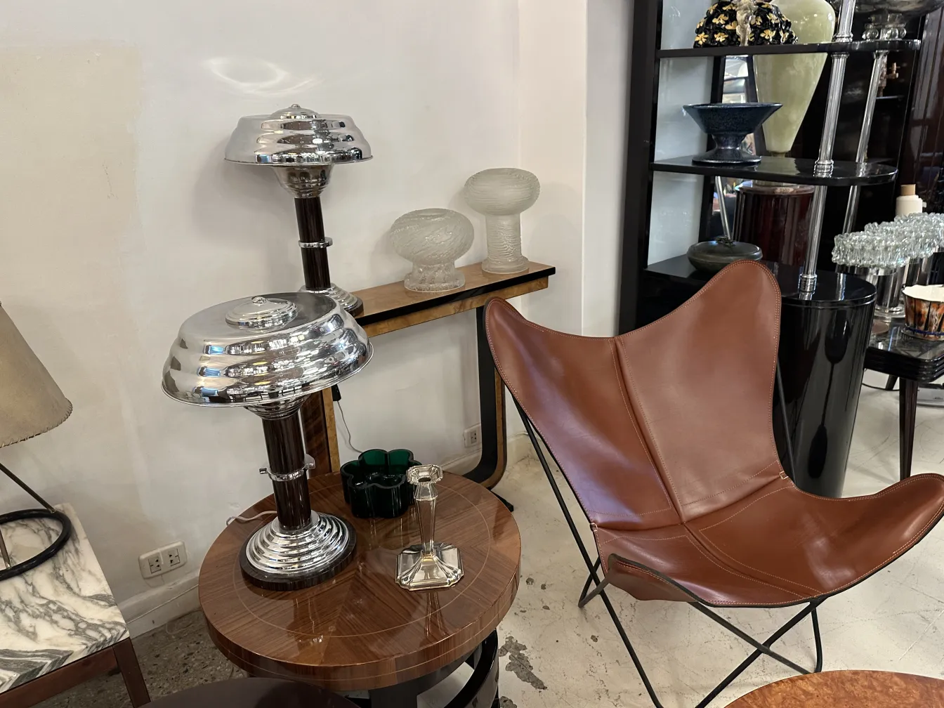 Candelabro antico decorativo con base elegante e design simmetrico.